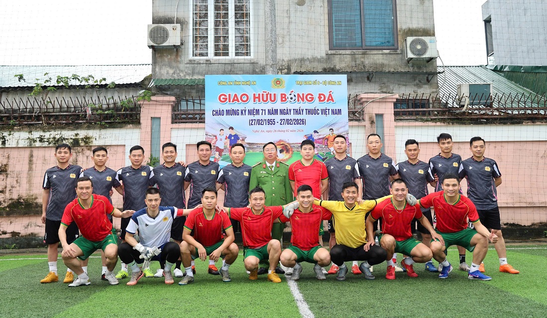 02 đội bóng bắt tay giao hữu và chụp ảnh lưu niệm