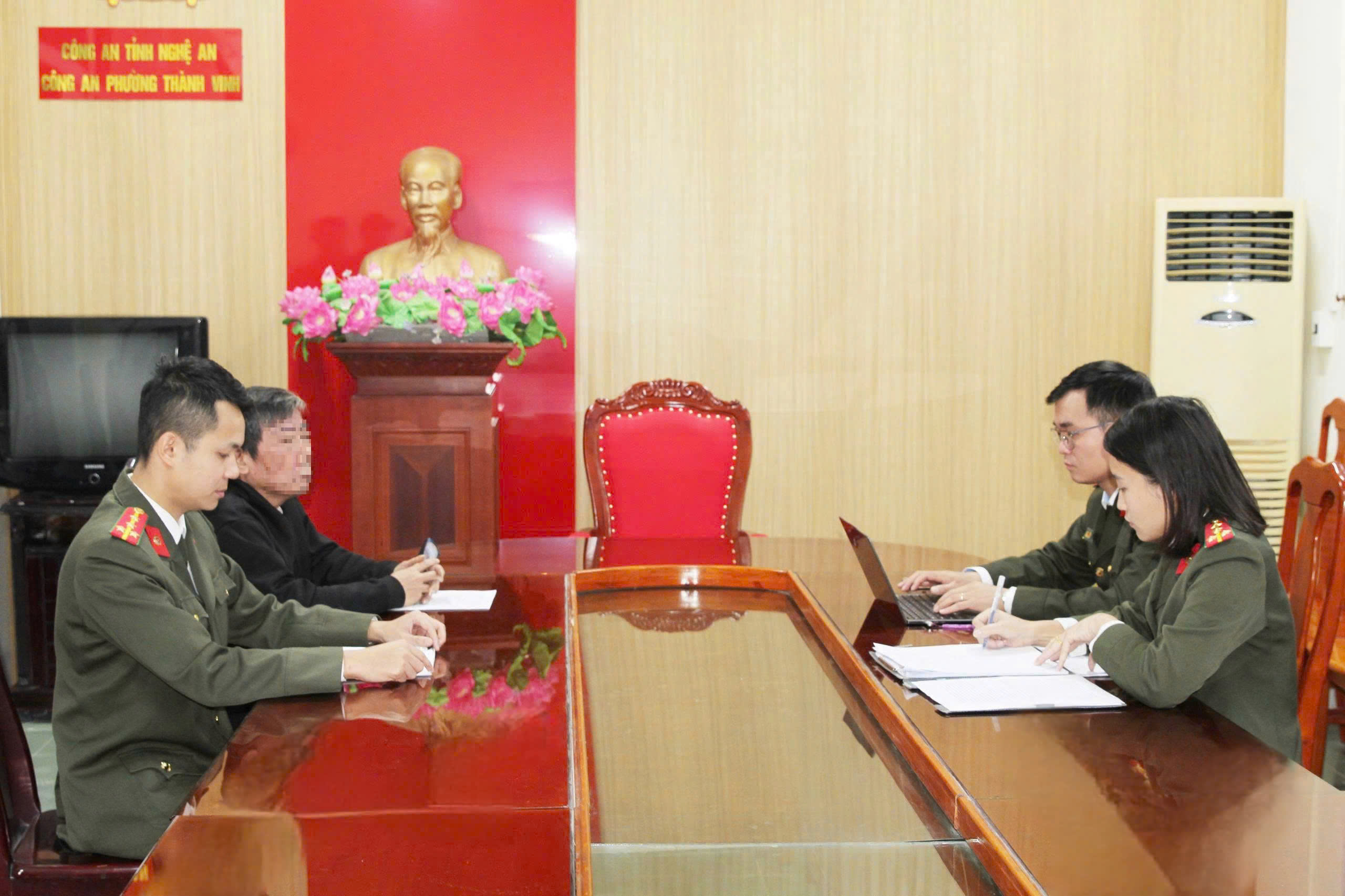 Cán bộ Phòng An ninh mạng và phòng chống tội phạm sử dụng công nghệ cao Công an tỉnh và Công an phường Thành Vinh làm việc với trường hợp vi phạm