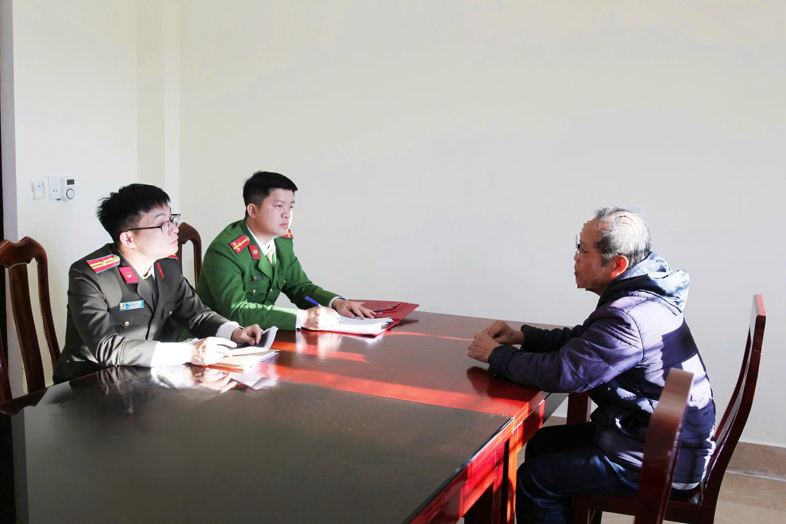 Cán bộ Phòng An ninh mạng và phòng chống tội phạm sử dụng công nghệ cao Công an tỉnh và Công an phường Cửa Lò làm việc với trường hợp vi phạm