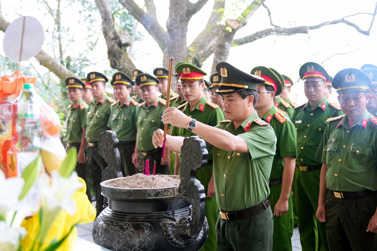 Thành kính dâng hoa, dâng hương tại khu mộ bà Hoàng Thị Loan, thân mẫu Chủ tịch Hồ Chí Minh