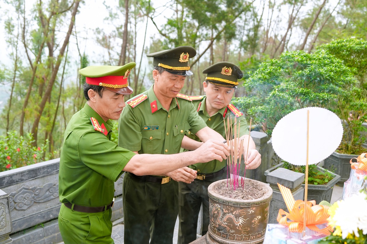 Thành kính dâng hoa, dâng hương tại mộ bà Hoàng Thị Loan, thân mẫu Chủ tịch Hồ Chí Minh