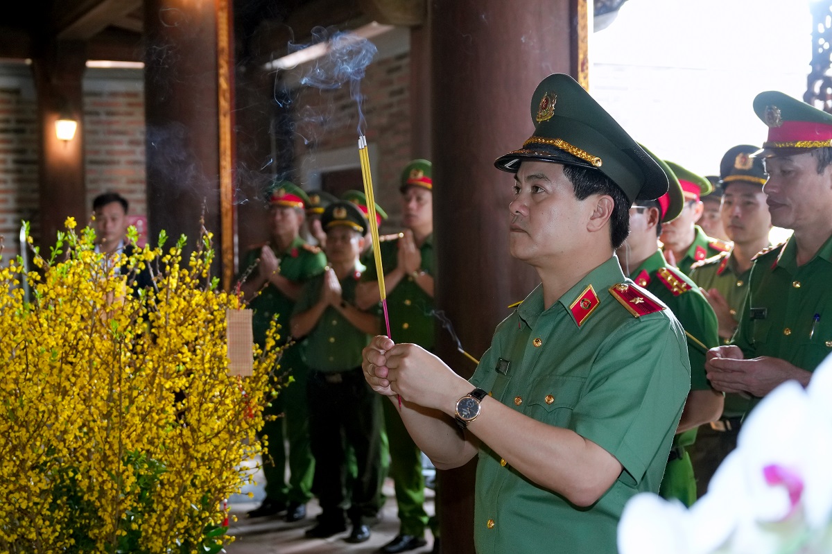Thiếu tướng Nguyễn Đức Hải - Giám đốc Công an tỉnh Đồng Nai dâng hương tại Đền Chung Sơn