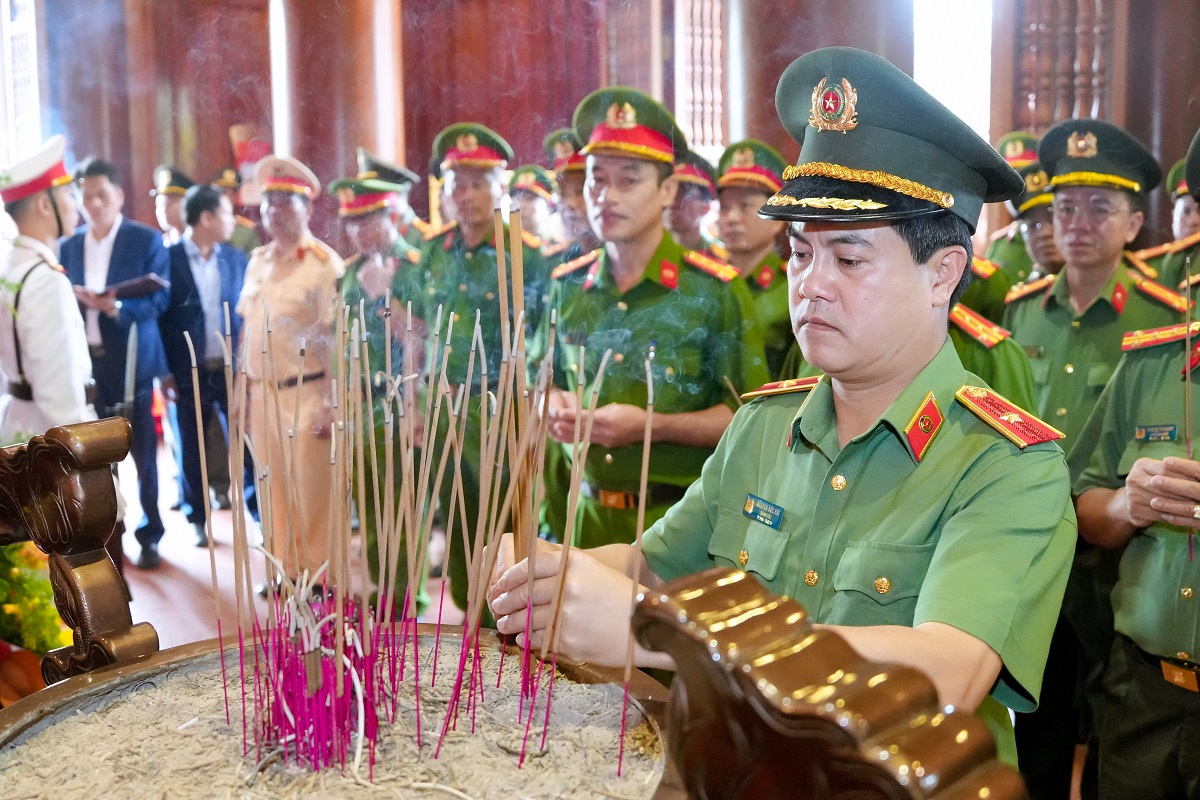 Công an tỉnh Đồng Nai dâng hoa, dâng hương tại Khu di tích lịch sử Quốc gia đặc biệt Kim Liên