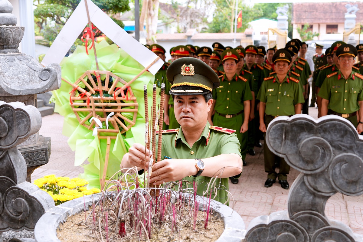 Thiếu tướng Nguyễn Đức Hải - Giám đốc Công an tỉnh Đồng Nai dâng hương tại Nhà tưởng niệm Bộ trưởng Trần Quốc Hoàn