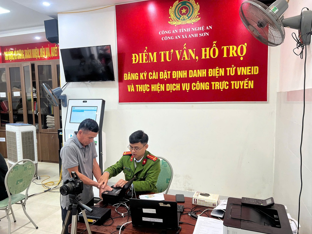 Công an xã hỗ trợ người dân giải quyết thủ tục hành chính dịp đầu năm