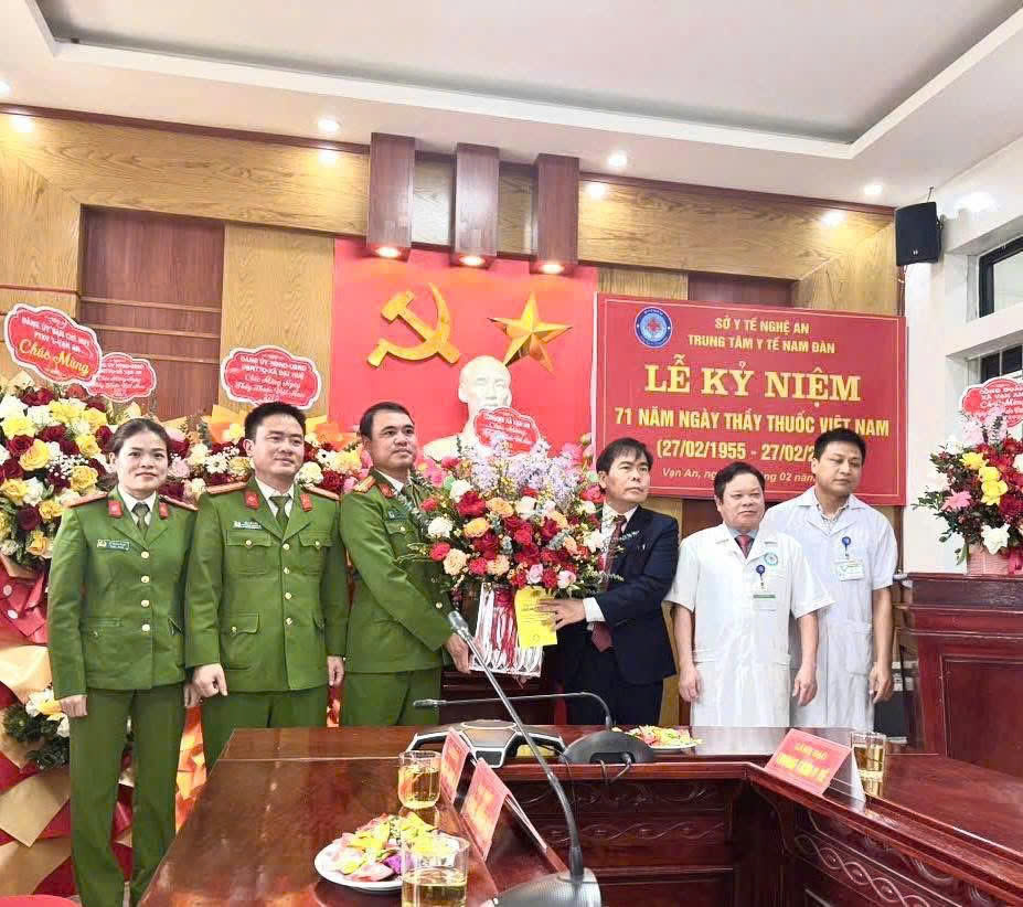 Công an xã Vạn An thăm, chúc mừng Trung tâm Y tế Nam Đàn 