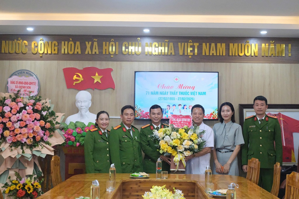 Công an xã Quỳnh Lưu chúc mừng các bệnh viện