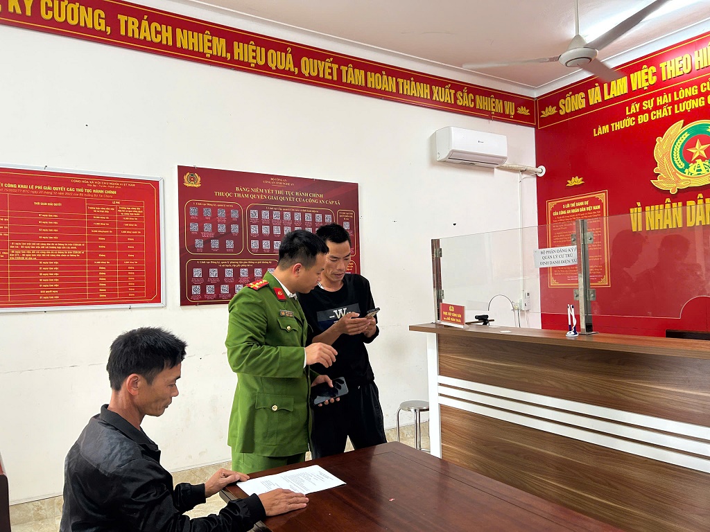 Lực lượng Công an giải quyết thủ tục hành chính cho người dân