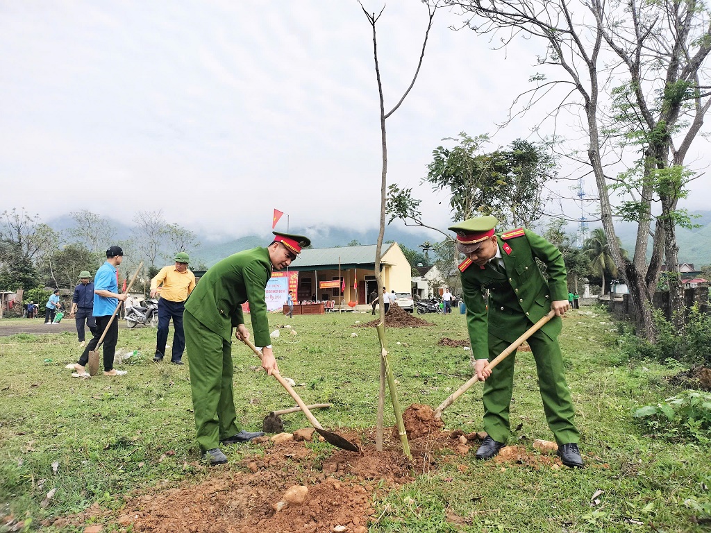 Công an xã tham gia trồng cây tại bản Na Hiêng
