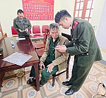 Công an xã Nghĩa Đồng hướng dẫn, hỗ trợ người dân thực hiện thủ tục trên Cổng dịch vụ công trực tuyến