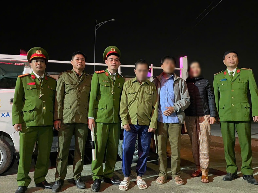 Công an xã Hưng Nguyên hỗ trợ 02 công dân đi lạc về với gia đình