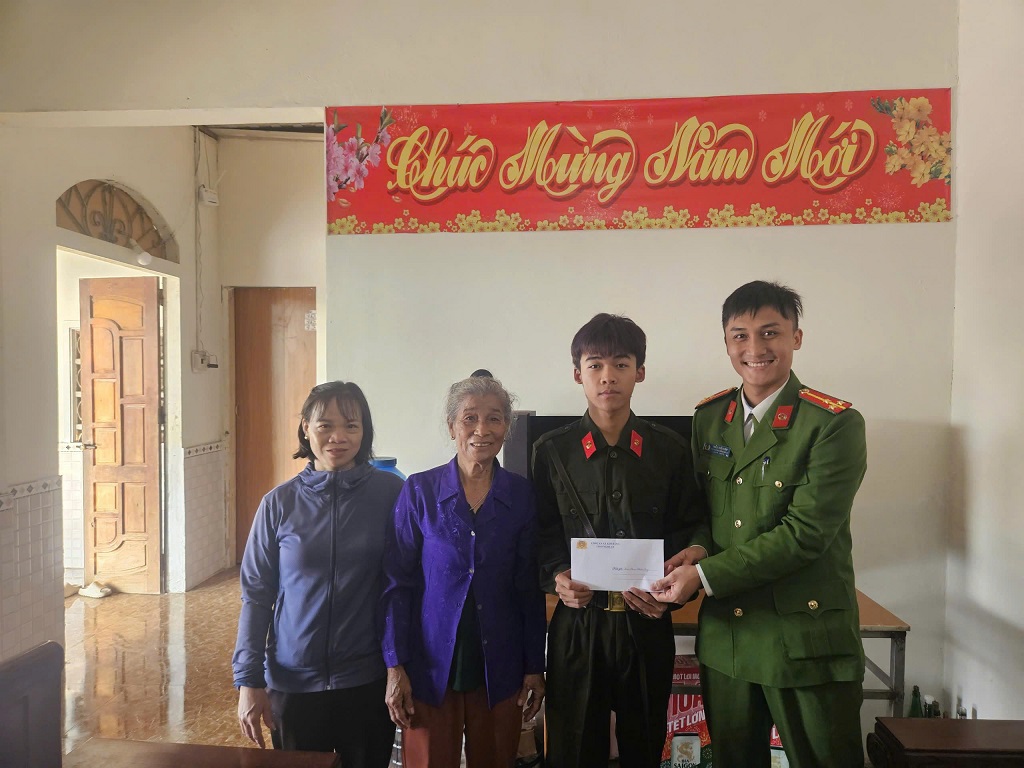 Công an xã Kim Bảng gặp mặt, động viên công dân thực hiện nghĩa vụ tham gia Công an nhân dân năm 2026