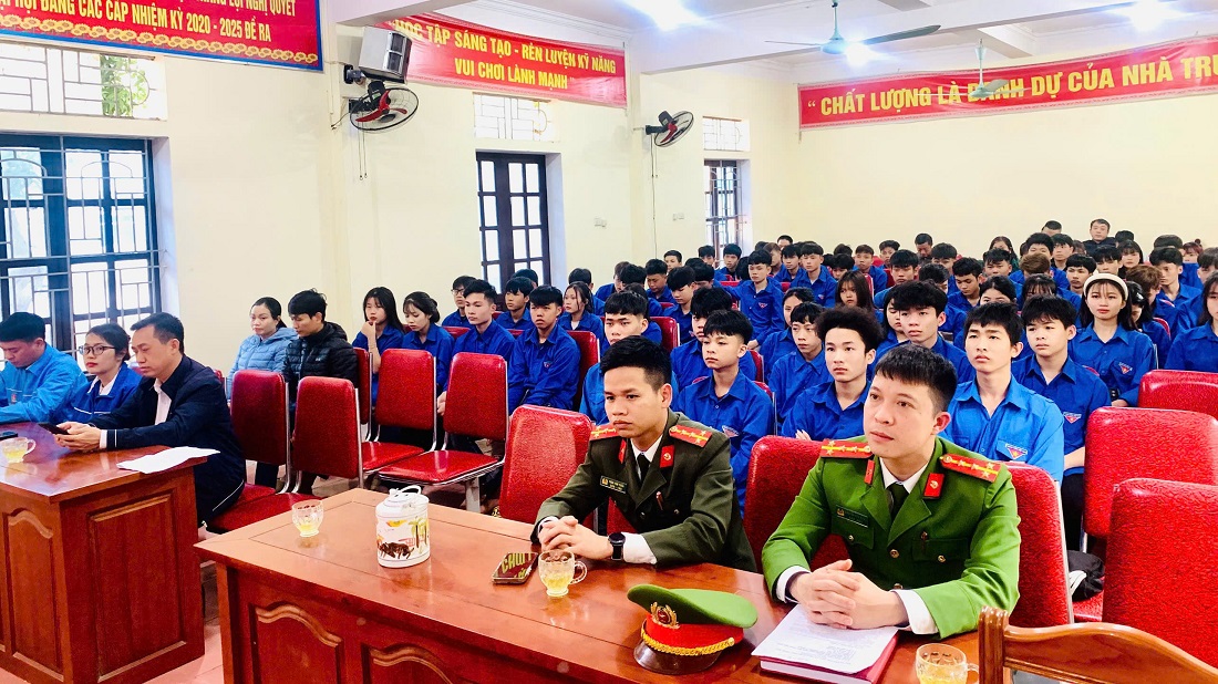 Công an xã Lương Sơn tuyên truyền, phổ biến pháp luật tại trường học