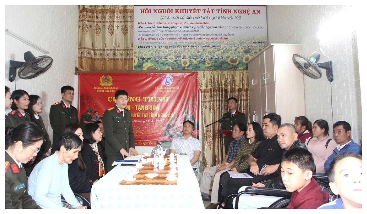 Tặng quà tại Trung tâm Hội người khuyết tật tỉnh Nghệ An