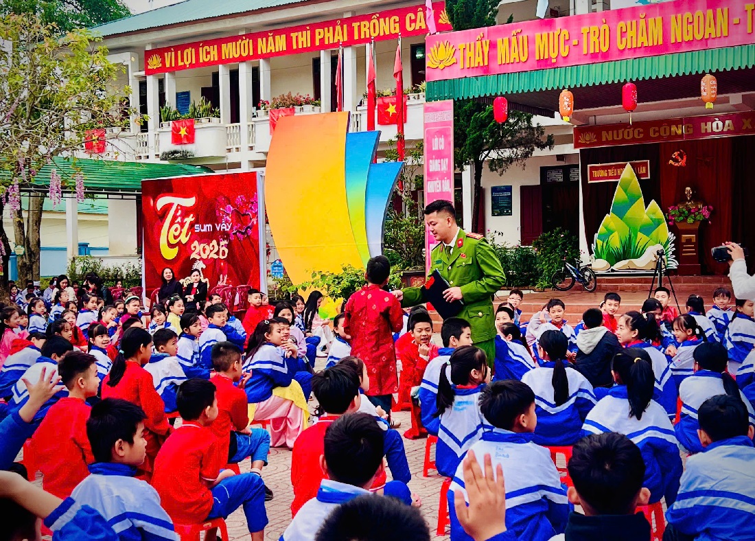 Công an xã Con Cuông tuyên truyền, phổ biến pháp luật cho học sinh tiểu học