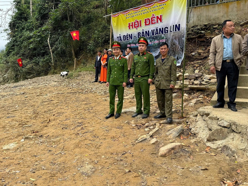 Công an xã Yên Hòa bảo vệ an toàn Hội đền Tả Đên tại bản Văng Lin