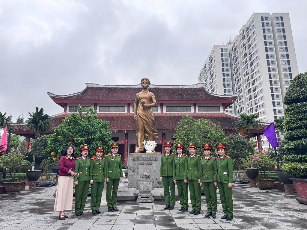 Chi hội Phụ nữ Công an phường Vinh Phú dâng hoa, dâng hương tưởng niệm Anh hùng cách mạng Nguyễn Thị Minh Khai