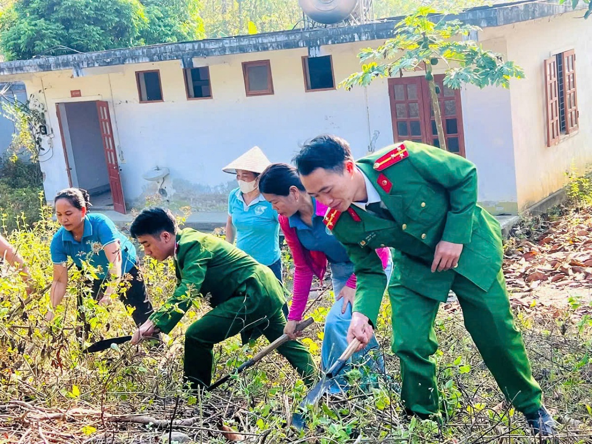 Đoàn Thanh niên Công an xã Hữu Kiệm tham gia hoạt động 