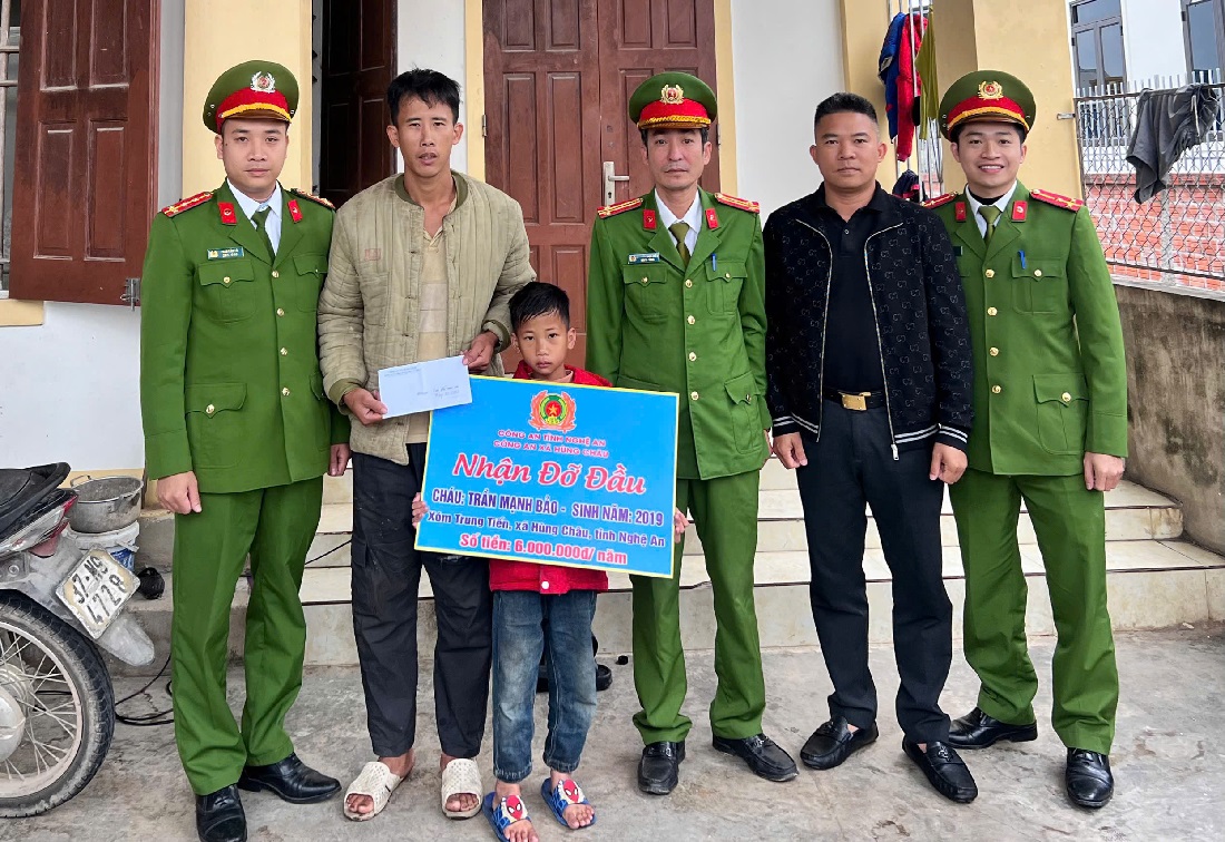 Công an xã Hùng Châu hỗ trợ trẻ em có hoàn cảnh khó khăn