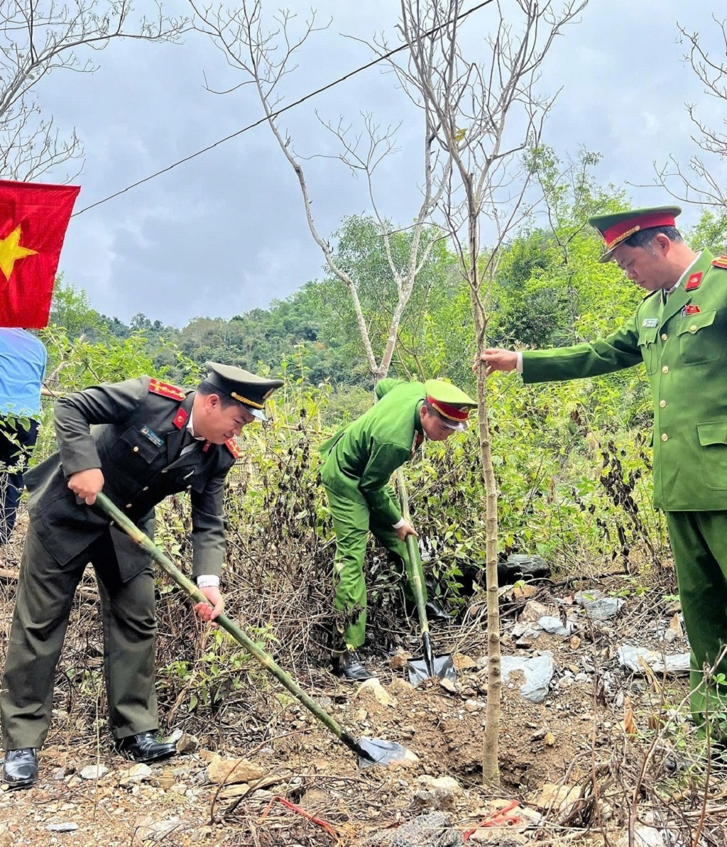 Công an xã Yên Na hưởng ứng 