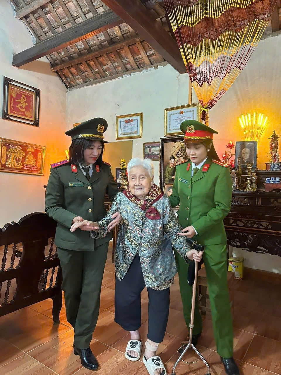 Chi hội Phụ nữ Công an phường Thái Hòa thăm hỏi, tặng quà Bà mẹ Việt Nam anh hùng