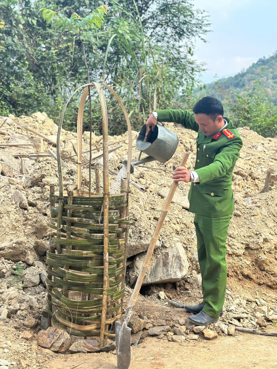 Công an xã Hữu Khuông hưởng ứng chương trình Tết trồng cây