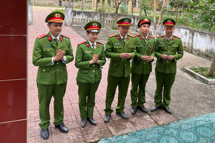 Dọn dẹp vệ sinh và thắp hương tri ân tại Nghĩa trang liệt sỹ