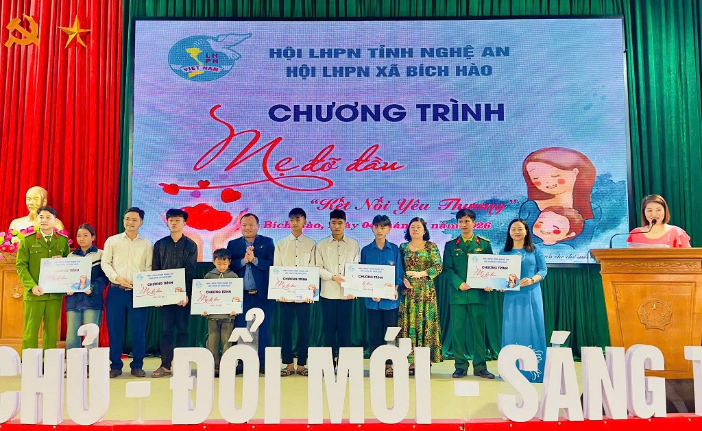 Công an xã Bích Hào nhận đỡ đầu trẻ mồ côi có hoàn cảnh đặc biệt khó khăn