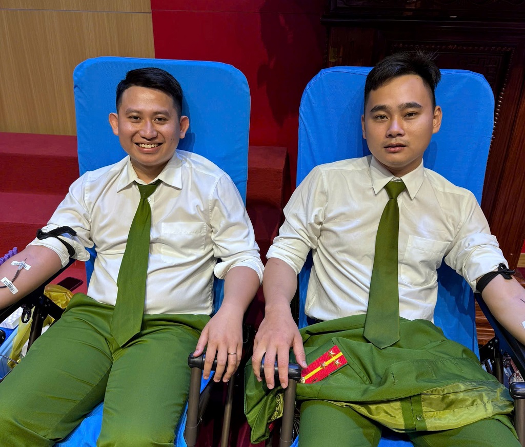Công an phường Vinh Lộc tích cực tham gia hiến máu tình nguyện