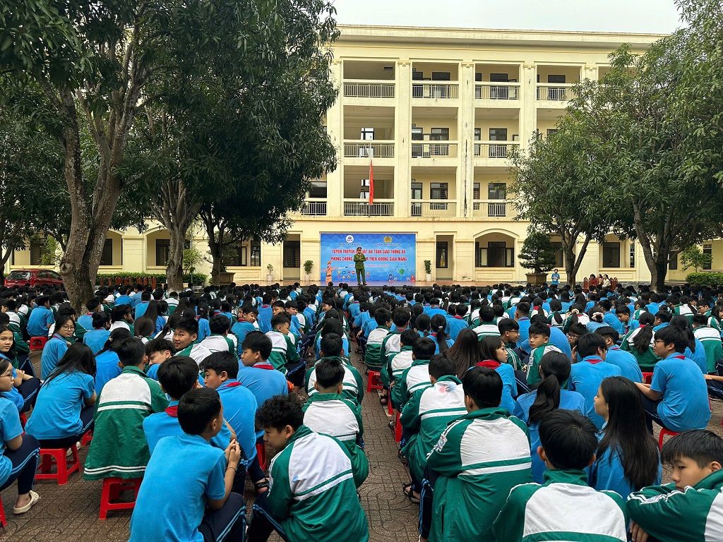 Công an phường Vinh Lộc tuyên truyền, phổ biến pháp luật tại Trường THCS Hưng Lộc