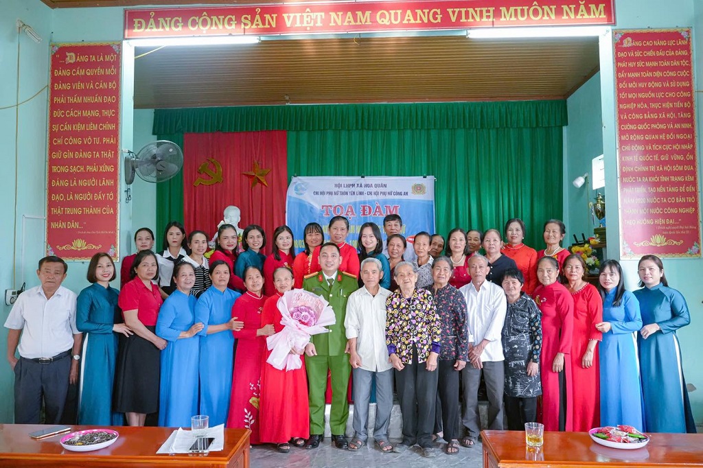 Công an xã Hoa Quân tổ chức hoạt động kỷ niệm Ngày Quốc tế Phụ nữ 08/3