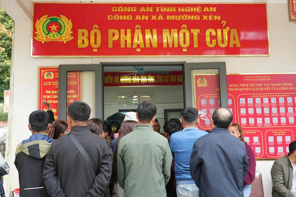 Công an xã Mường Xén tập trung phục vụ Nhân dân giải quyết thủ tục hành chính sau Tết Nguyên đán