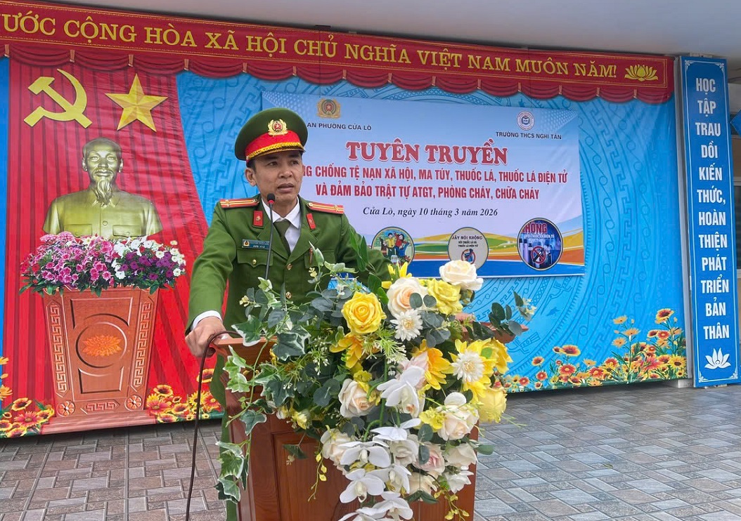 Công an phường Cửa Lò tuyên truyền pháp luật tại Trường THCS Nghi Tân