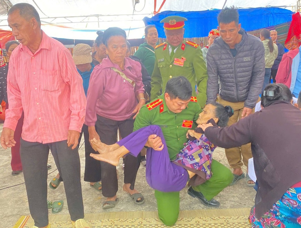 Công an xã Hữu Kiệm phối hợp trạm y tế xã kịp thời hỗ trợ đưa người dân đi cấp cứu