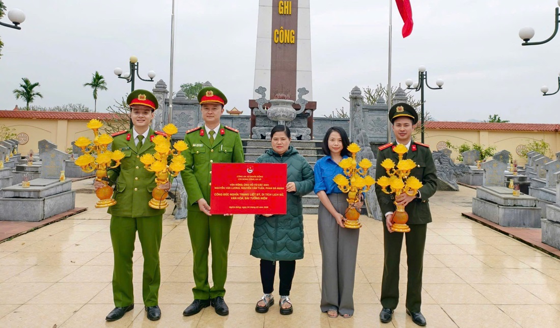 Công an xã Nghĩa Đồng tặng đèn thờ tại di tích lịch sử, văn hoá