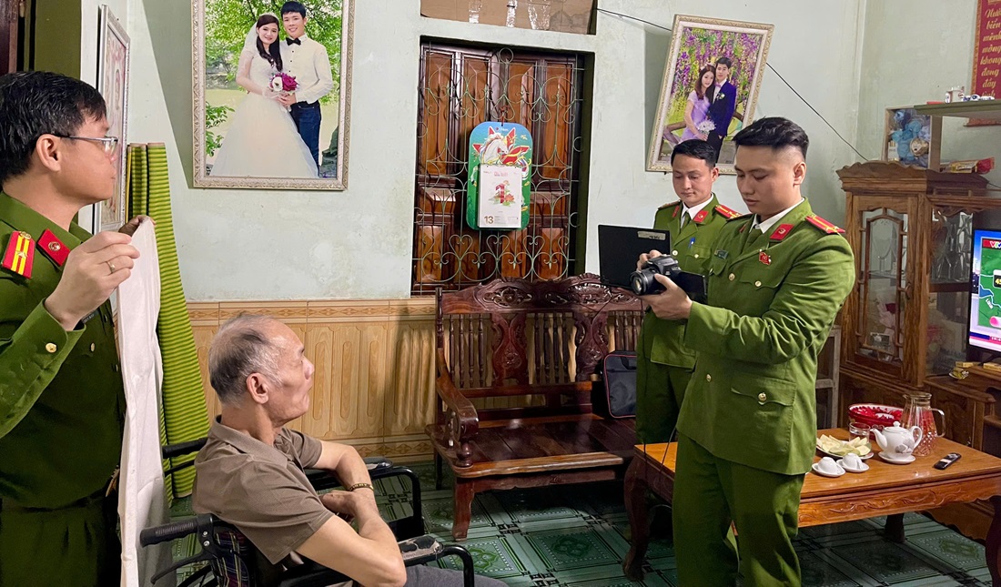 Công an xã Nghĩa Đàn đến tận nhà cấp căn cước miễn phí cho công dân không có khả năng đi lại