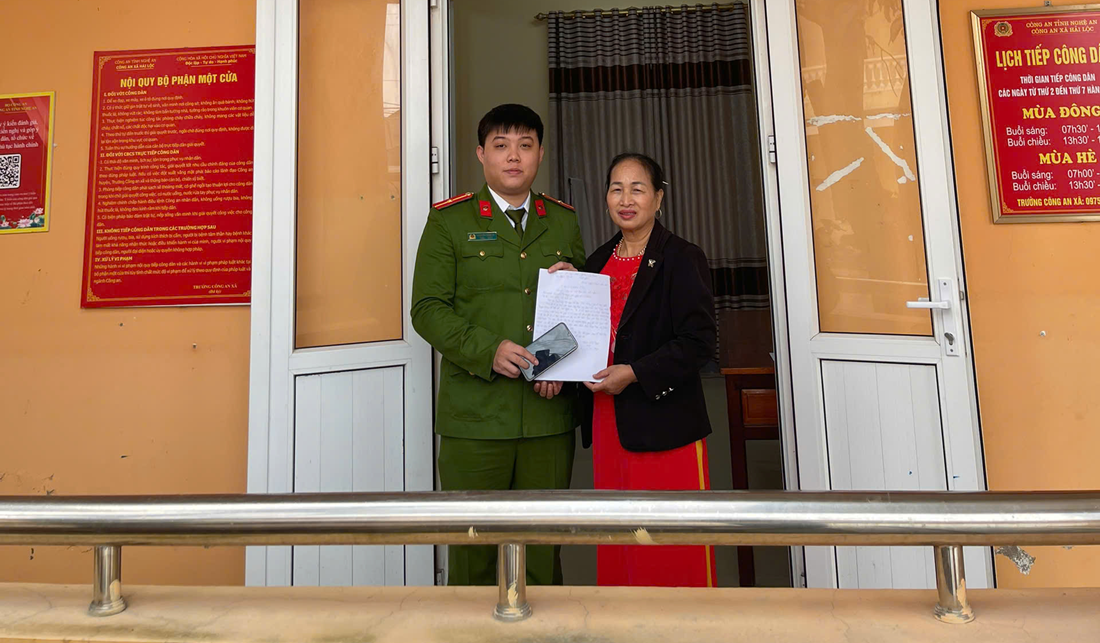 Công an xã Hải Lộc hỗ trợ tìm kiếm, trao trả tài sản đánh rơi cho công dân