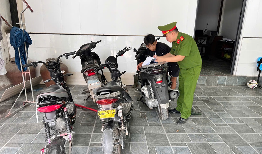 Công an xã Yên Trung đẩy mạnh tuyên truyền, ký cam kết chấp hành pháp luật về trật tự ATGT tại trường học