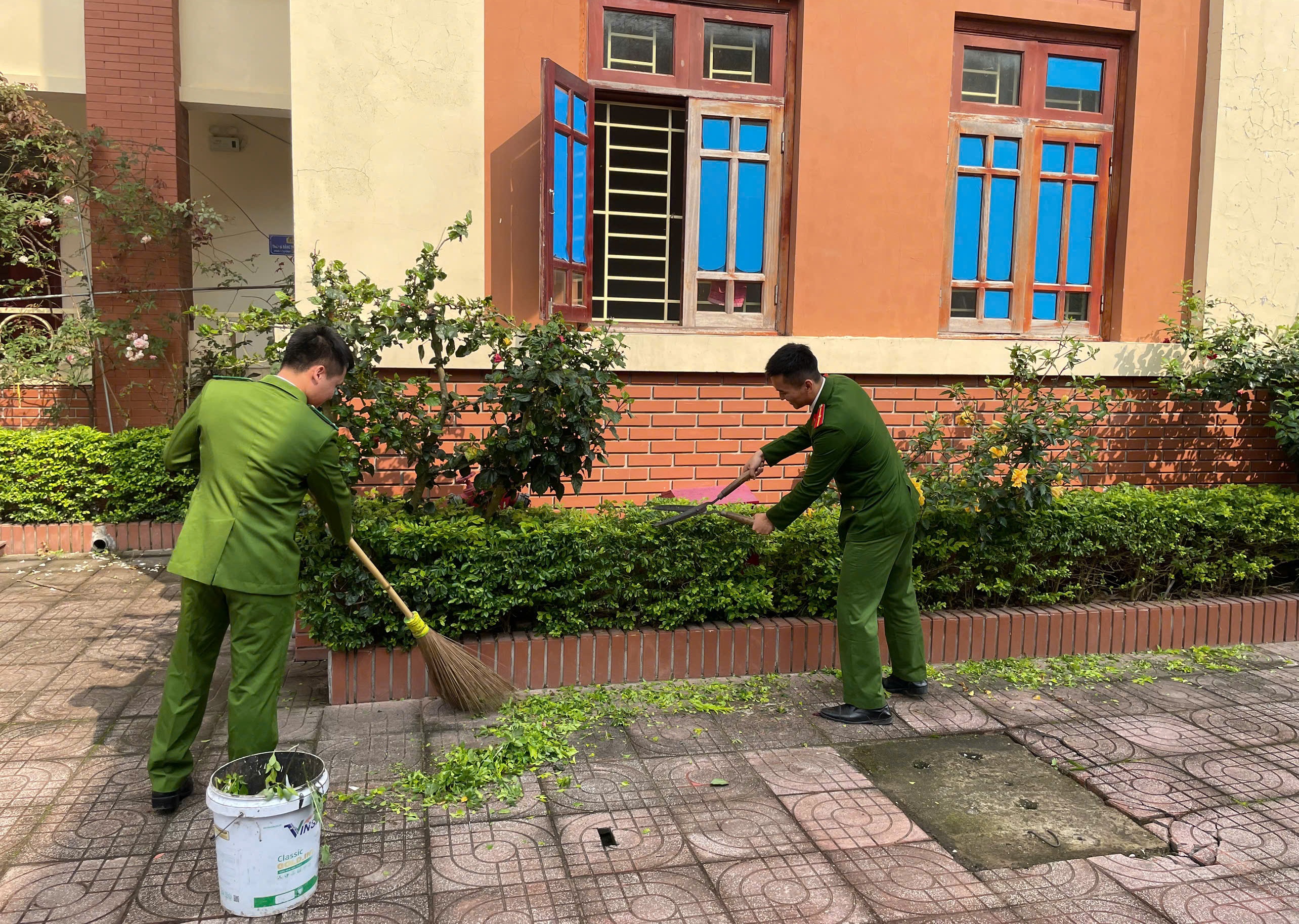 Chi đoàn Công an xã Tân Châu ra quân 