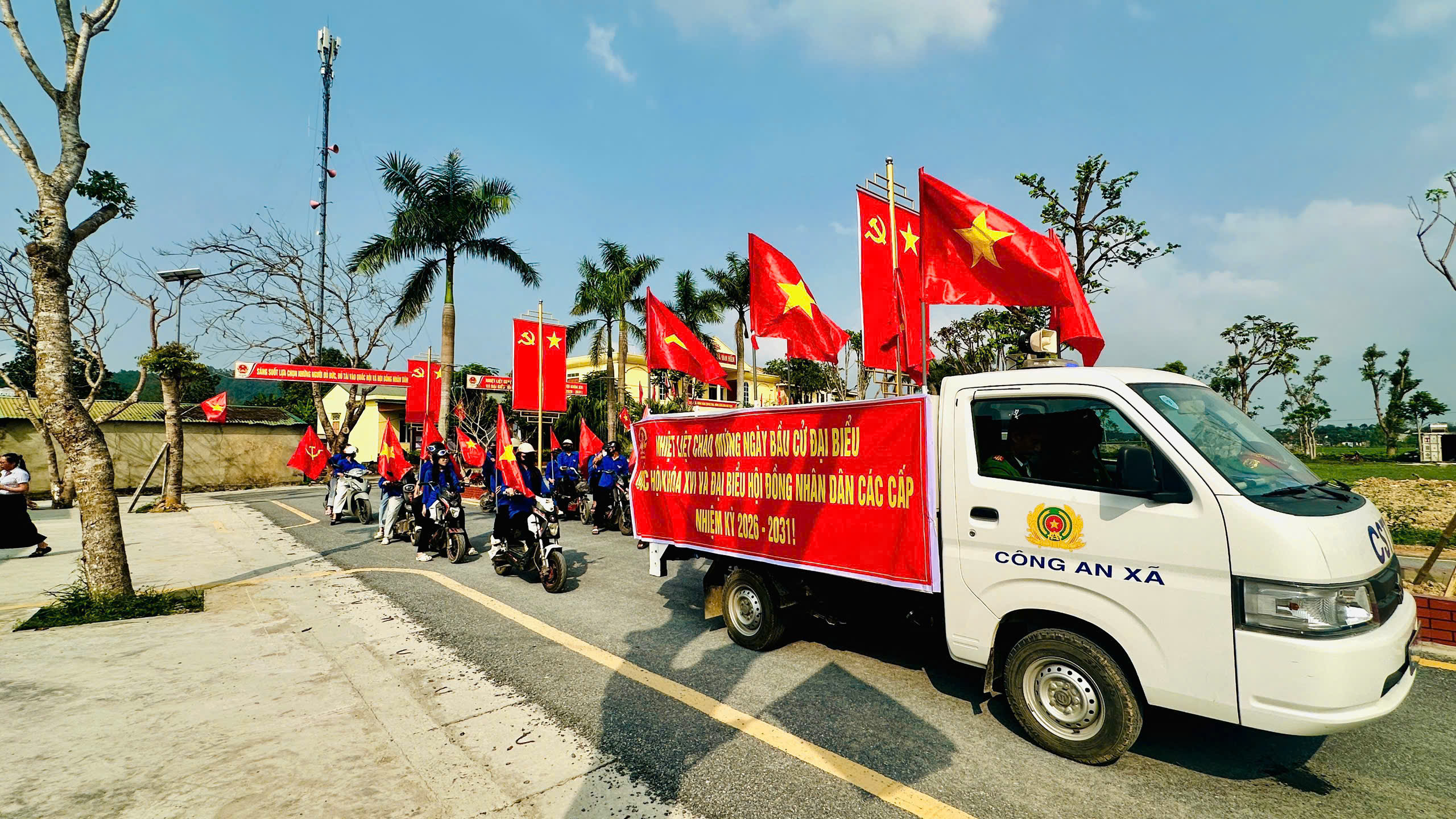 Tuổi trẻ Công an xã Văn Hiến ra quân tuyên truyền chào mừng ngày bầu cử