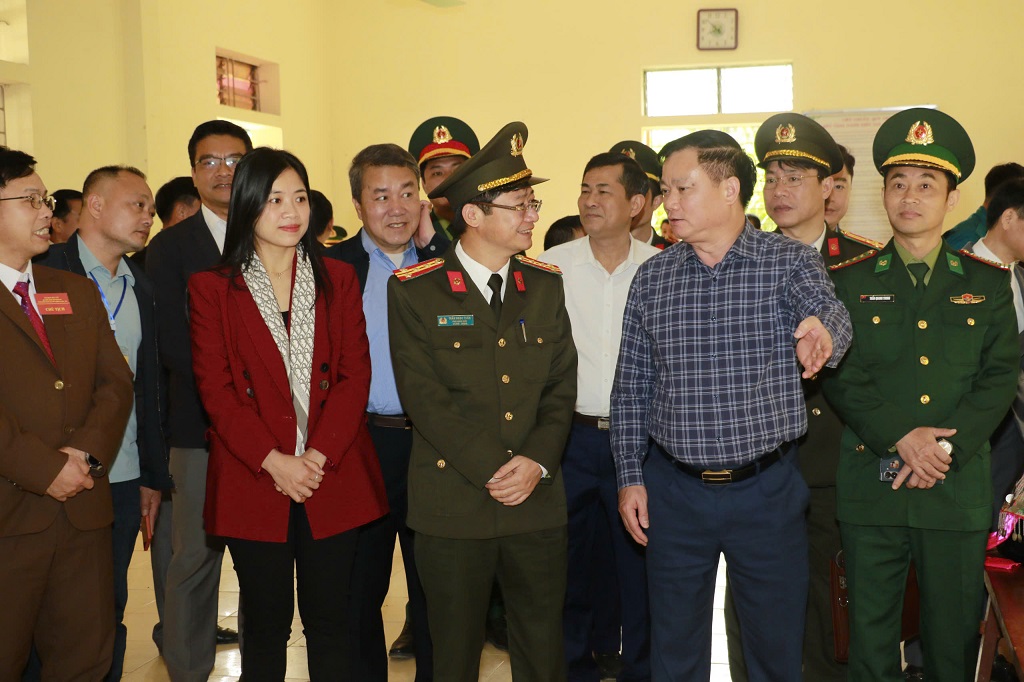 Bí thư Tỉnh ủy Nguyễn Khắc Thận tham dự bầu cử sớm cùng cử tri các bản biên giới xã Tam Thái