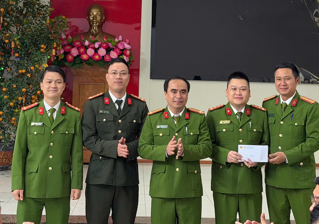 Công an xã Minh Châu trao thưởng tổ công tác có thành tích xuất sắc