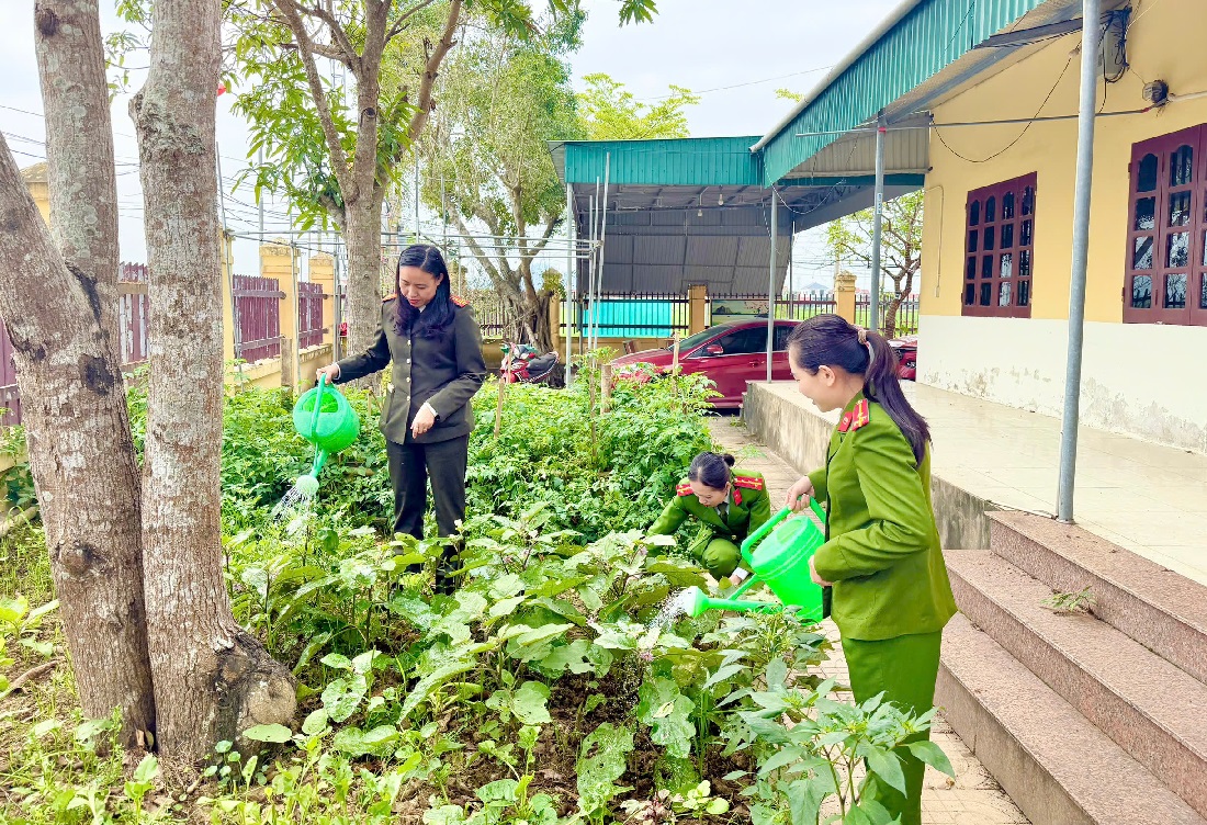 Chi hội Phụ nữ Công an xã Minh Châu triển khai công trình 