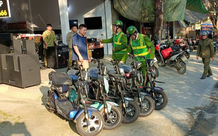 Công an xã Mường Quàng tuần tra, giải tỏa hành lang giao thông trước thềm bầu cử