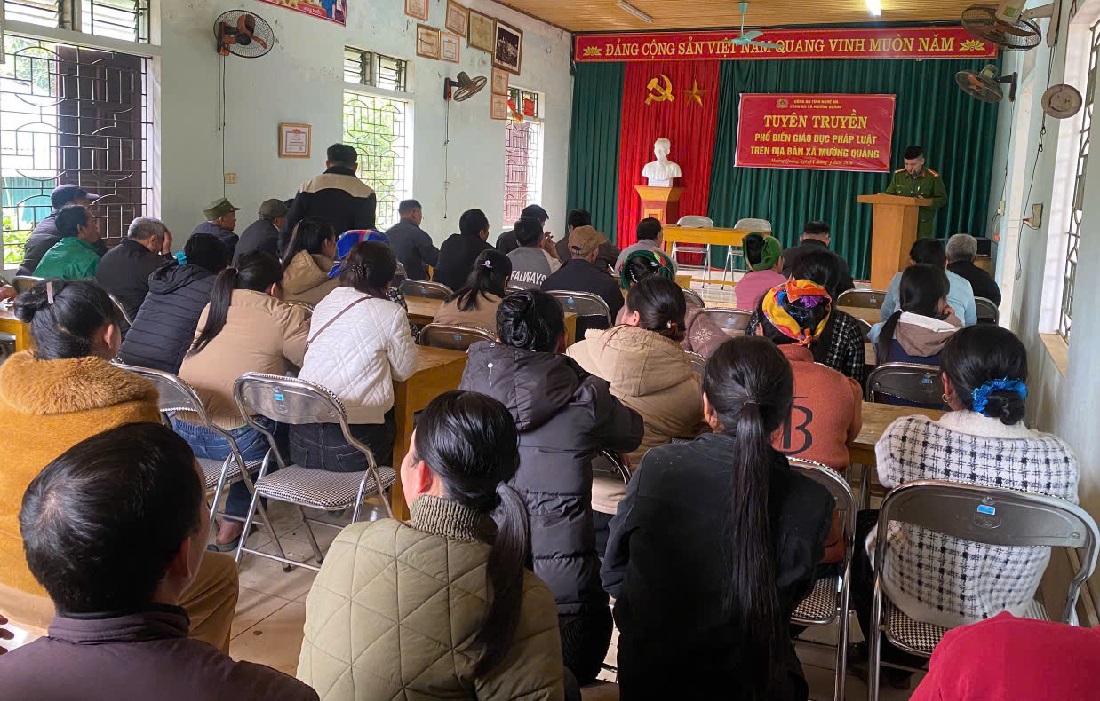 Công an xã Mường Quàng tuyên truyền, phổ biến pháp luật đến người dân