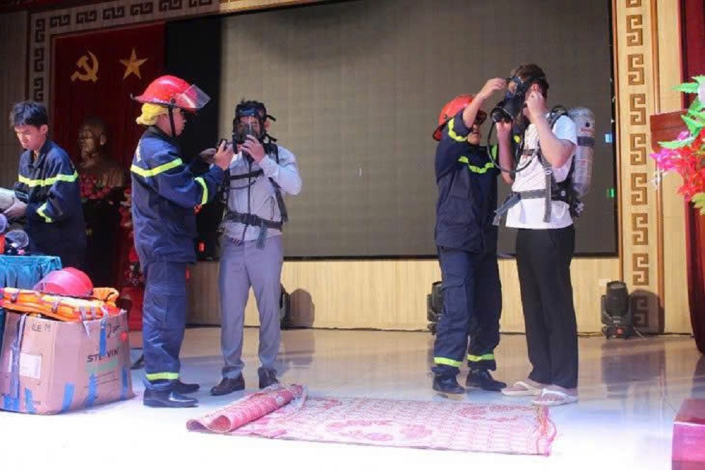 Người dân xã Hưng Nguyên Nam tham gia trải nghiệm kỹ năng PCCC và CNCH