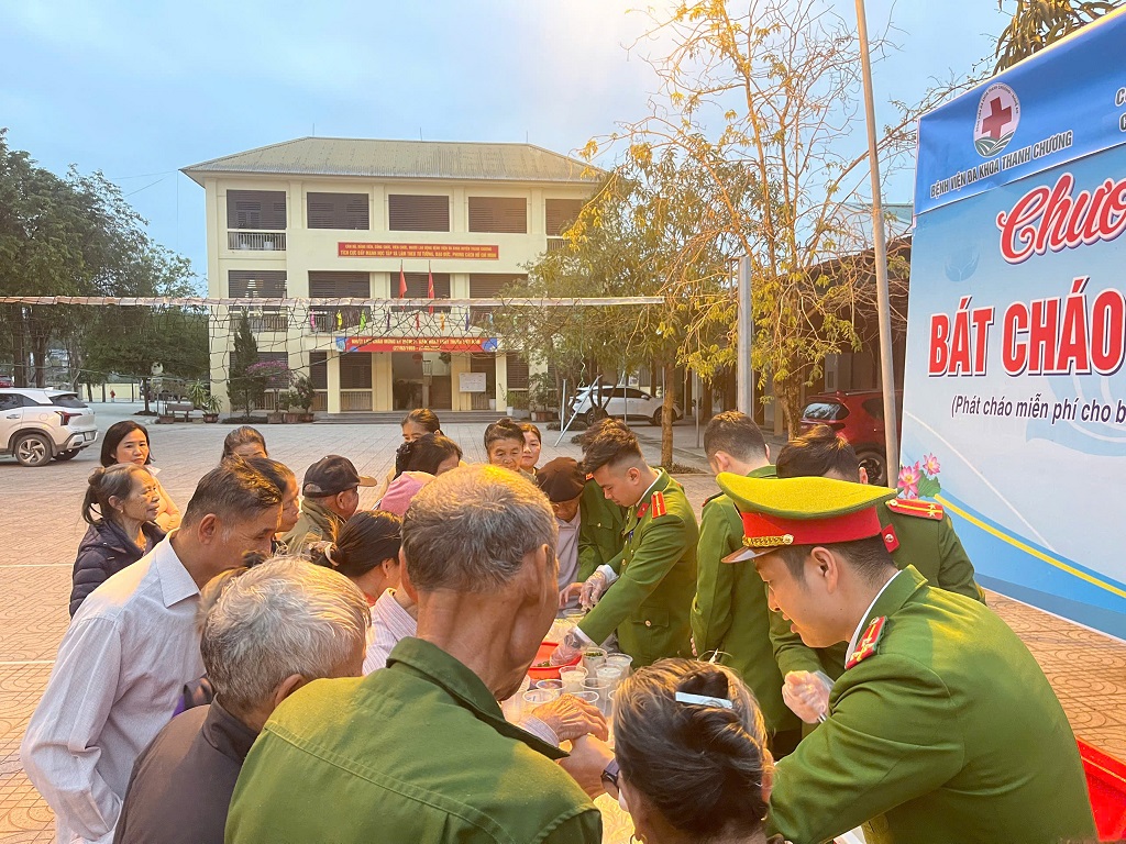 Chi đoàn Công an xã Sơn Lâm tổ chức chương trình Bát cháo tình thương