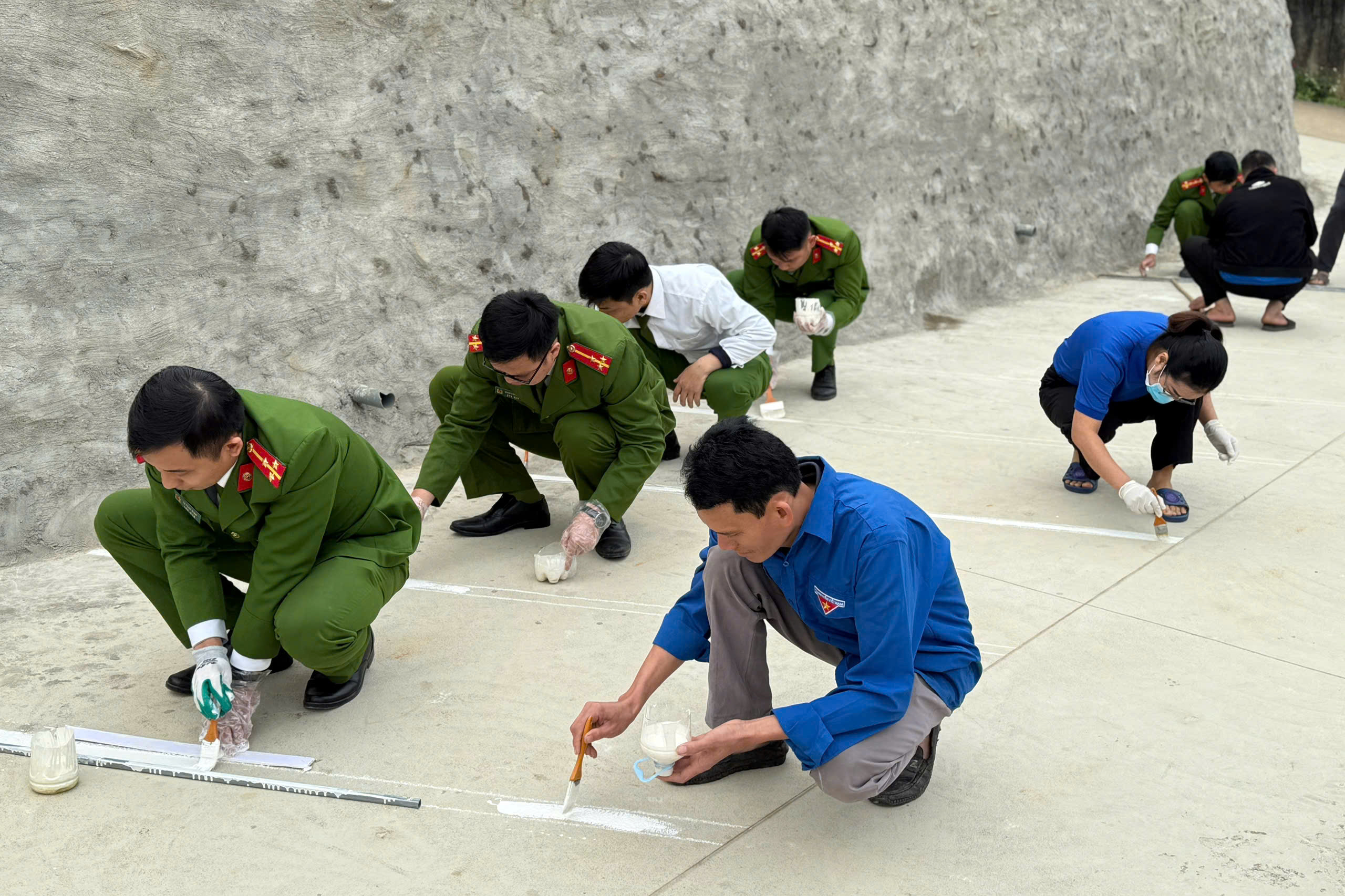 Ra quân kẻ vạch an toàn giao thông tại trường học