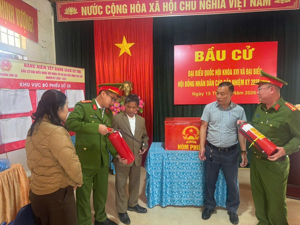 Công an phường Vinh Lộc kiểm tra phòng cháy, chữa cháy tại điểm bầu cử