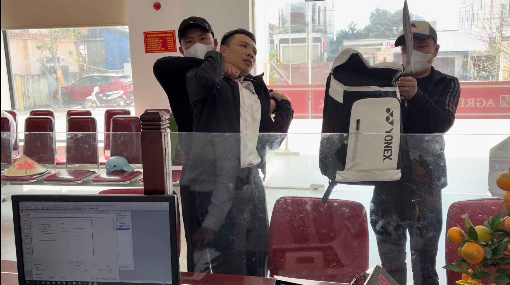 Công an xã Quỳnh Phú thực tập phương án phòng, chống cướp tài sản tại ngân hàng